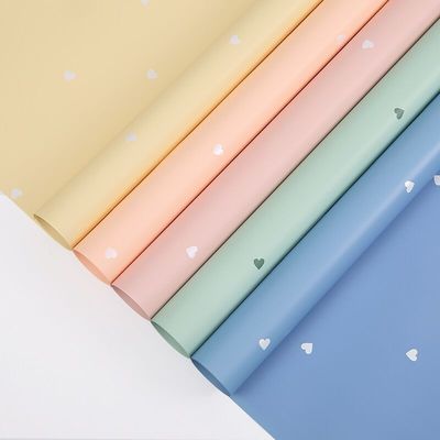 Купить День святого Валентина Сердечный отпечаток Оя Бумага водонепроницаемая твердоцветная цветовая оберточная бумага для букетов цветочный класс 56 см * 56 см на заказ Производство в сети