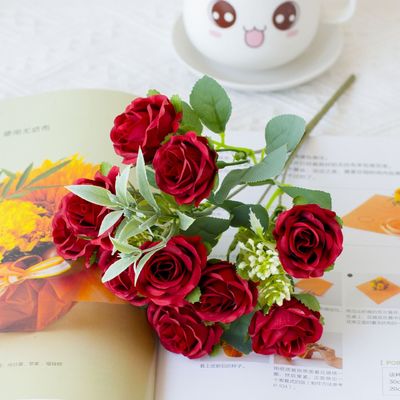 Купить Маленькие розы украшают свадебные букеты и гостиничные предметы. Производство в сети