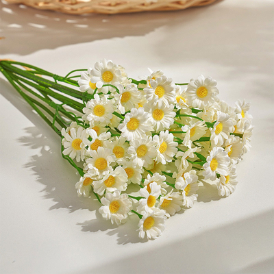 Хорошая цена. Оптовая торговля маленькими искусственными цветами Daisy, украшениями столовых столов в европейском стиле, букетами ромашки, цветочным искусством и шелковыми цветами онлайн