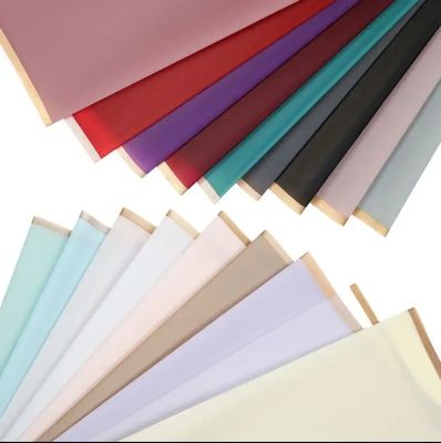 Хорошая цена. Водостойкая корейская матовая пластиковая цветовая оберточная бумага для упаковки букетов цветов онлайн