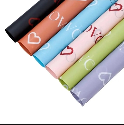 Хорошая цена. 2024 Shinewrap Factory Новый дизайн Forever Love Упаковочная бумага водонепроницаемая цветочный букет Упаковочная бумага для свежих цветов онлайн