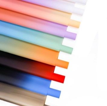 Хорошая цена. Модная 57 * 57 см водонепроницаемая постепенная цветовая цветовая упаковочная бумага для упаковки онлайн