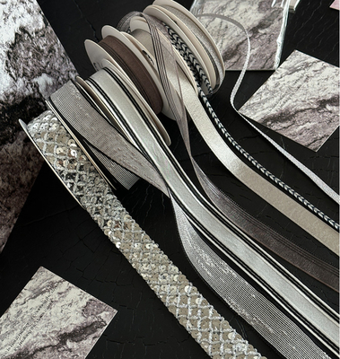 Хорошая цена. Цветочный букет с ленточкой из серии Qixi Black Silver 1,6 см из полиэстера идеально подходит для DIY ручной работы онлайн