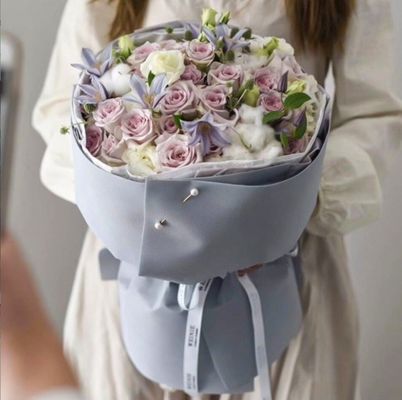 Хорошая цена. Водонепроницаемая корейская бумага для кафина Бумага цветочная художественная упаковка 58*58 см Пластиковый круглый букет онлайн