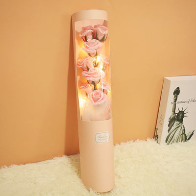 Хорошая цена. Креативные подарки на День Святого Валентина для вашей девушки и лучшего друга, такие как букеты мыла, искусственные розовые коробки для подарков и ведра для объятий, доступны для оптовой продажи от производителя онлайн