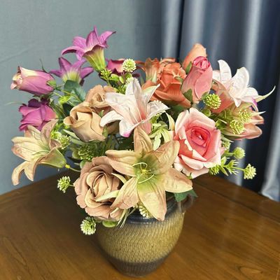 Хорошая цена. Симулированные цветы европейская роза лилия сочетание букет свадьба домашнее украшение украшение трансграничное фальшивое цветочное украшение онлайн