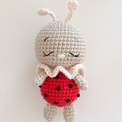 Хорошая цена. Cute Mini Crochet Baby Ladybug Toy Soft Amigurumi Bee Doll with Organic Cotton Fabric PP Cotton Filling Mesh Lining онлайн
